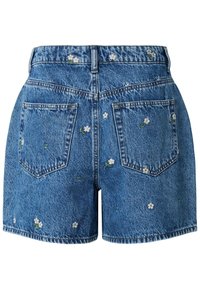 Shorts de mezclilla azul con bordados florales, cintura alta, dos bolsillos traseros y dobladillo deshilachado. Presenta pequeñas margaritas blancas y hojas verdes.