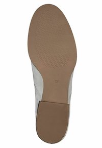 Semelle de chaussure en suédine grise avec un motif de traction, design plat et talon en caoutchouc marron. Taille indiquée comme 37. Texture lisse avec bords structurés.