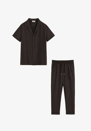 Chemise noire à manches courtes avec boutons et col, et pantalon assorti à taille élastiquée avec cordon et poignets, posé à plat sur fond blanc.