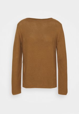 Ruskea neulottu pitkähihainen paita pyöreällä kaula-aukolla, esitetty takaapäin yksiväristä vaaleaa taustaa vasten.