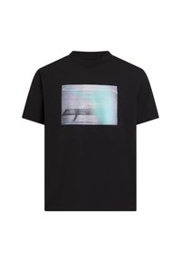 Camiseta de algodón negra con un estampado gráfico rectangular que presenta un diseño abstracto en verde azulado y gris. Texto "Calvin Klein Jeans" exhibido dentro del gráfico.
