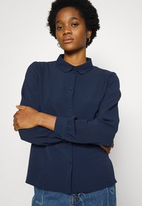 JDY JDYBROOKE LS NOOS - Blusa com botões - black iris