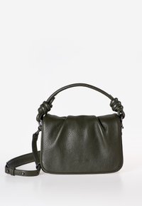 Borsa a mano in pelle verde oliva con finitura texturizzata, dotata di manico superiore rotondo e tracolla regolabile. Dettaglio di design plissettato sul fronte.