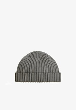 Bonnet gris tricoté avec côtes, avec revers plié, présenté à plat sur un fond blanc.