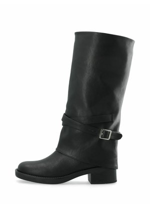 Botte en cuir noir mi-mollet à talon bas empilé, bout rond et bride décorative avec une boucle argentée autour de la cheville.