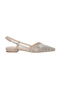 Zapato de tela beige tipo slingback con puntera afilada, que presenta acentos decorativos de cristal dispuestos en un patrón de abanico. Tacón bajo.