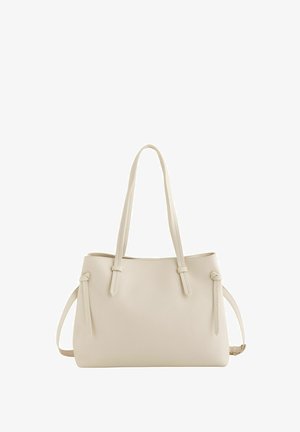 Bolso tote de cuero color crema con dos asas largas y correas laterales, que presenta un diseño sencillo y liso.