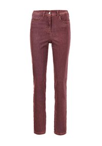 Jeans en denim bordeaux avec une jambe droite, présentant un design classique à cinq poches, une fermeture à bouton à l'avant et des détails de couture subtils.