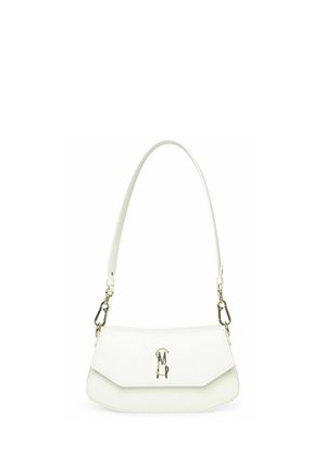 Weiße Schultertasche mit abnehmbarem Riemen und einem Metall-Logoverschluss an der Vorderklappe, vor einem weißen Hintergrund präsentiert.
