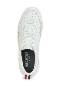 Witte sneaker met geperforeerde details op de tenen, vetersluiting, gewatteerde kraag en een contrasterende hielinzet met rode en blauwe accenten.