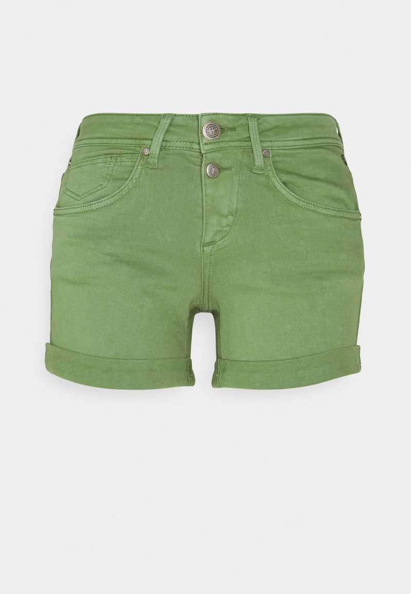 Short en jean vert avec ourlets retroussés, deux poches avant, passants de ceinture et double fermeture à boutons, présenté sur un fond uni clair.