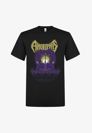 Camiseta de algodón negra con un diseño gráfico en amarillo y púrpura que incluye la palabra "Amorphis" y patrones intrincados que rodean un motivo central.