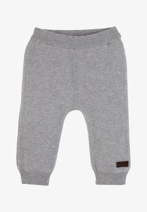 Weiche graue gestrickte Babyhose mit elastischem Bund und gerippten Bündchen, mit einem kleinen dunkelbraunen Etikett am unteren Bein.