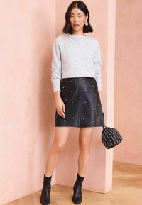 Love & Roses REGULAR FIT - Fustă în formă de A - black star studded