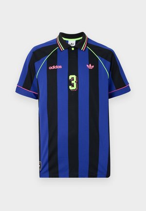 Polo azul y negro con rayas verticales de Adidas con número 3 en verde neón, logo Adidas rosa y detalles en verde neón y rosa.
