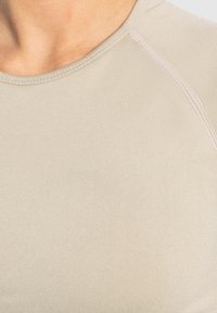 Beige sportshirt met een ronde hals, een gladde textuur en versterkte naden langs de schouders. Strak ontwerp voor comfort.