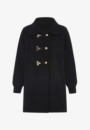 Črn plašč srednje dolžine s širokim ovratnikom, tremi zaponkami z zlatimi poudarki, dolgimi rokavi in stranskimi žepi.