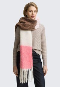 Écharpe tricotée avec des sections marron, rose clair, blanc et rose, dotée de détails à franges ; texture douce et design chaleureux.