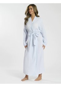 Accappatoio blu chiaro a maniche lunghe in tessuto testurizzato con cintura in vita. Presenta un collo a V e un design fino al pavimento.