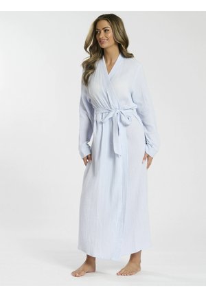 Accappatoio blu chiaro a maniche lunghe in tessuto testurizzato con cintura in vita. Presenta un collo a V e un design fino al pavimento.