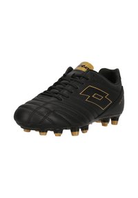 Chaussure de football noire avec des accents dorés, design à lacets et semelle à crampons pour terrain ferme, inclinée pour montrer les détails latéraux et frontaux.