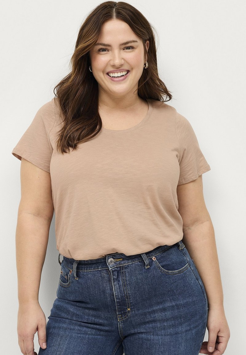 Lichtbeige t-shirt met korte mouwen en een ronde hals, gecombineerd met donkerblauwe jeans met hoge taille, die een gladde textuur en een casual pasvorm heeft.