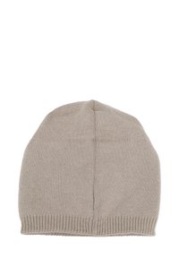 Berretto beige lavorato a maglia con cima arrotondata, texture sottile e bordo a coste. Il design è semplice, senza ulteriori motivi o accenti.