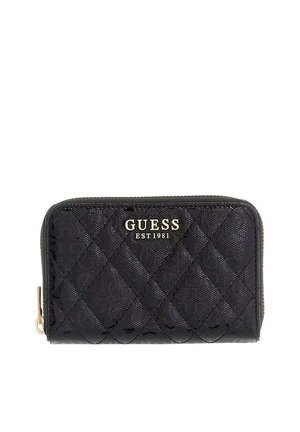 Cartera negra acolchada con el logo dorado "GUESS EST 1981" y cierre de cremallera en el lado izquierdo.