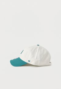 Βαμβακερό καπέλο με λευκό σώμα και μπλε-πράσινο γείσο, με λογότυπο στο μπροστινό μέρος και ρυθμιζόμενο λουράκι στο πίσω μέρος.