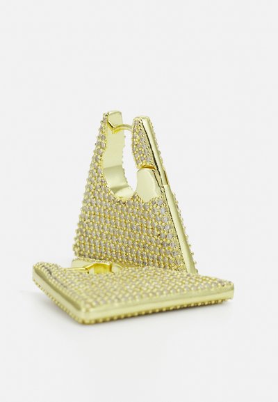 Boucles d'oreilles triangulaires de couleur or avec une surface texturée, ornées de strass, dotées d'une charnière pour la fermeture.