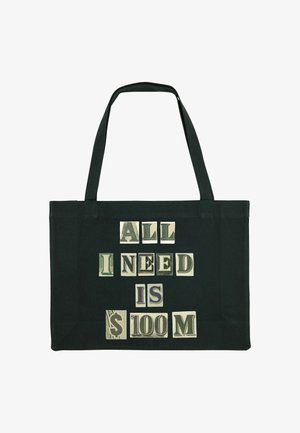 Zwarte stoffen totebag met de tekst "ALL I NEED IS $100 M" in gemengde lettertypen en kleuren, waaronder groen, paars en wit.
