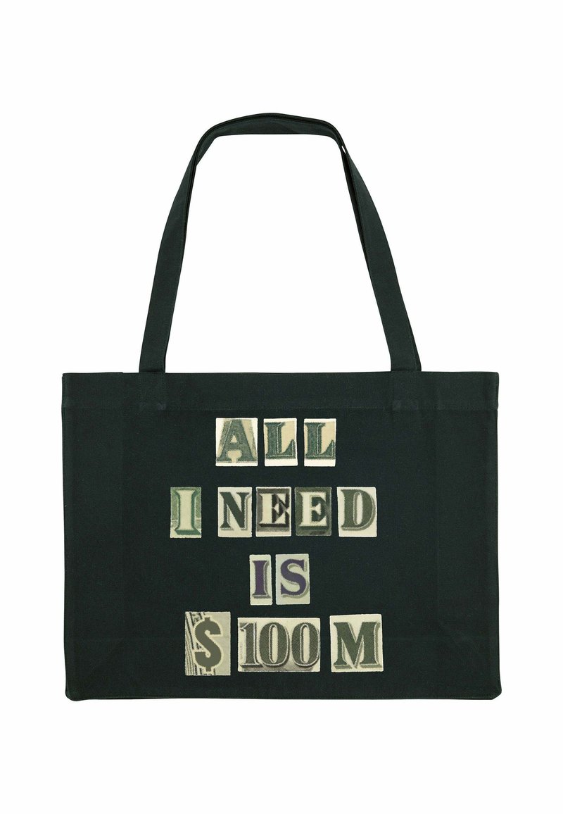 Borsa a tracolla nera in tessuto con la frase "TUTTO CIÒ DI CUI HO BISOGNO È $100 M" in stili e colori di stampa misti, tra cui verde, viola e bianco.