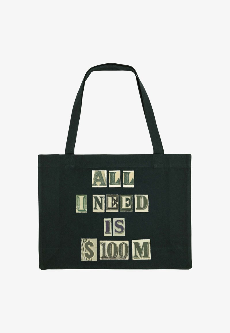 Zwarte stoffen totebag met de tekst "ALL I NEED IS $100 M" in gemengde lettertypen en kleuren, waaronder groen, paars en wit.
