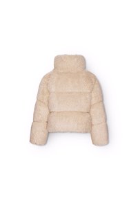 Beżowa krótka kurtka puchowa z wysokim kołnierzem i teksturowanym, puszystym zewnętrznym materiałem, wyeksponowana na płasko na białym tle.