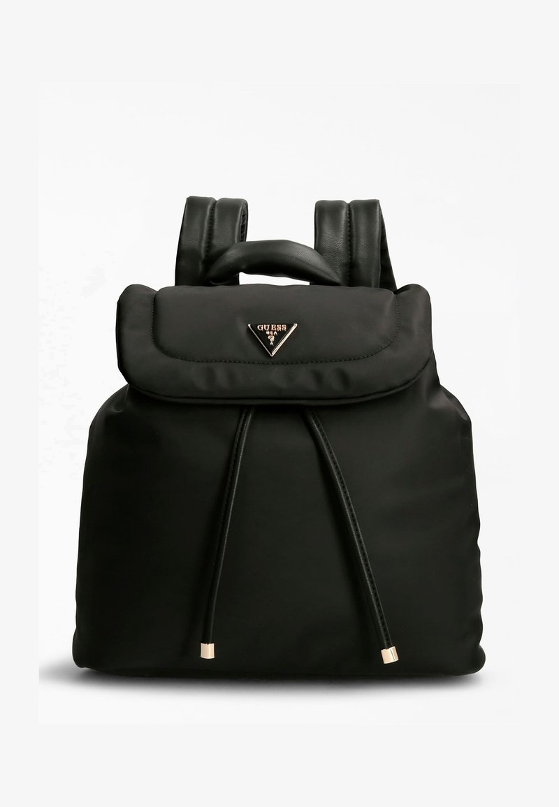 Mochila negra de nylon con solapa superior, cierre con cordón y dos correas ajustables. Cuenta con un logo metálico en la parte frontal.