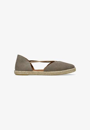 Espadrille plana de ante gris con punta redonda, tiras cruzadas elásticas y suela de yute trenzado. Diseño de perfil bajo, con detalles mínimos.