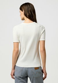 Wrangler SHORT SLEEVE SLIM FIT  - T-shirt basic - worn_white