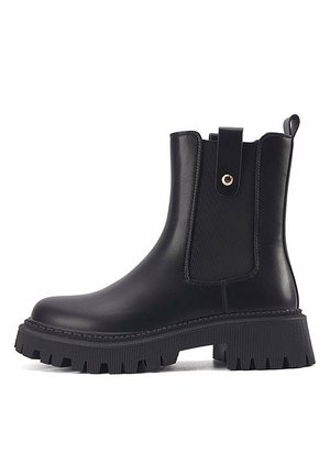 Mustad mustast sünteetilisest nahast ankle boots elastsete külgpaneelidega, tõmbeaas ja paksu kulumiskindla tallaga.