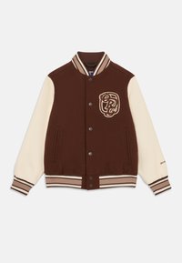 Hnedá vlnená varsity bunda s krémovými rukávmi, pruhovaným rebrovaným golierom a zapínaním na gombík. Obsahuje vyšívané logo a pruhované akcenty.