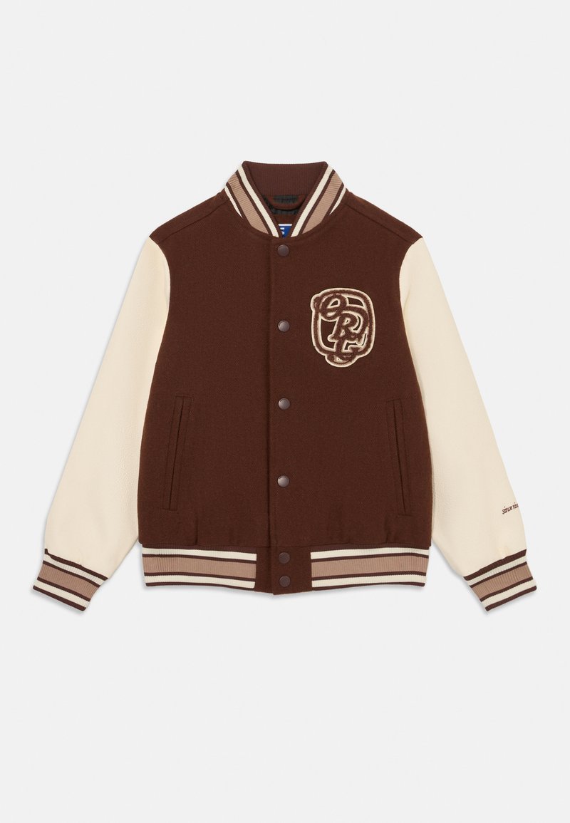 Hnedá vlnená varsity bunda s krémovými rukávmi, pruhovaným rebrovaným golierom a zapínaním na gombík. Obsahuje vyšívané logo a pruhované akcenty.
