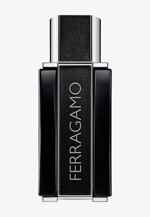 Flacon de parfum Ferragamo rectangulaire noir et argent avec panneau central texturé et nom de la marque métallique centré verticalement.