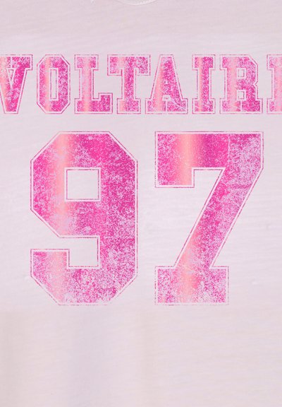 Ξεθωριασμένο ροζ κείμενο "VOLTAIRE" πάνω από μεγάλα νούμερα "97" σε ανοιχτό ροζ υφασμάτινο φόντο.