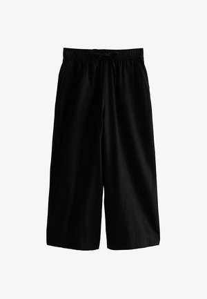 Czarne szerokie spodnie o skróconej długości, z elastycznym pasem i troczkiem, wyposażone w boczne kieszenie.