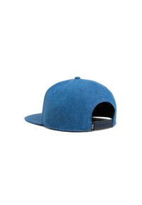 Gorra snapback de denim azul con visera plana, exterior de tela, botón en la parte superior y correa de plástico ajustable en la parte trasera.
