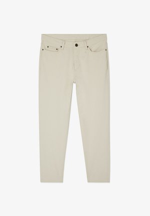 Beige Denim-Jeans mit Slim-Fit, ausgestattet mit einem Reißverschluss, fünf Taschen und kontrastierenden braunen Stichdetails.