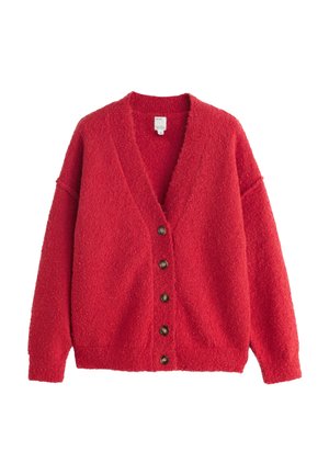 Roter, flauschiger Cardigan mit V-Ausschnitt, übergroßen Ärmeln und sechs braunen Knöpfen auf der Vorderseite. Weiche Textur und strukturierte Stoffoberfläche.