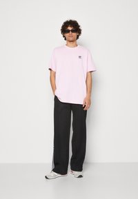 adidas Originals ADICOLOR CLASSICS BACK+FRONT - Trükipildiga T-särk - orchid fusion/black