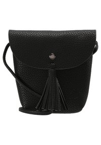 Svart läder crossbody-väska med en strukturerad yta, klaffstängning och en dekorativ fransdetalj. Justerbar rem ingår.