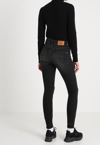 Kings Of Indigo Vaqueros pitillo - grey denim