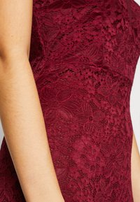 WAL G. Koktejlové šaty / šaty na párty - berry